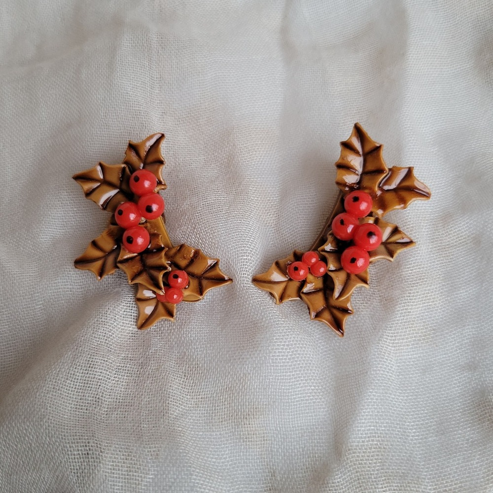 Vintage 50s enameled celluloid golden holly‎ earclimber clip-on earrings holiday